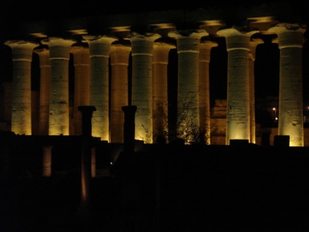 Loeksor Tempel - avondverlichting van de colonnade van Amenophis III